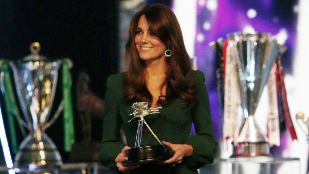 epa03511907 Kate Middleton, The Duchess of Cambridge, walks out to present Lord Sebastian Coe with the Lifetime Achievement Award during the BBC Sports Personality of the Year Awards 2012 at ExCeL Arena, London, Britain, 16 December 2012. This is the first public engagement by the Duchess after her pregnancy has been announced. EPA/David Davies UK and Republic of Ireland Out