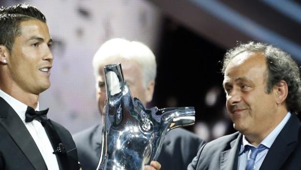Europas bester Fußballer: Mit Real Madrid gewann Cristiano Ronaldo die Champions League, von UEFA Präsident Michel Platini bekam er in Monaco die Trophäe für den Fußballer des Jahres 2014.