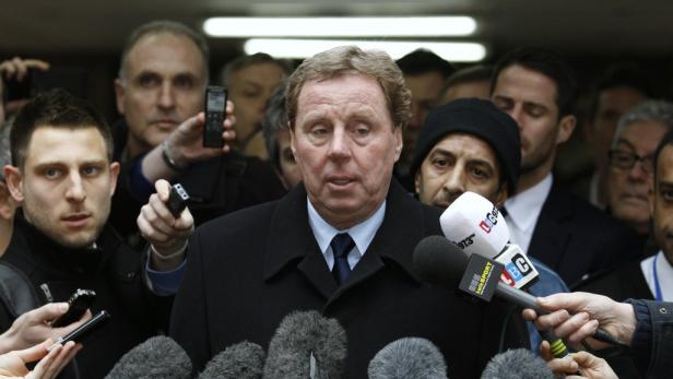 Harry Redknapp wird von Reportern mit Mikrofonen umringt.