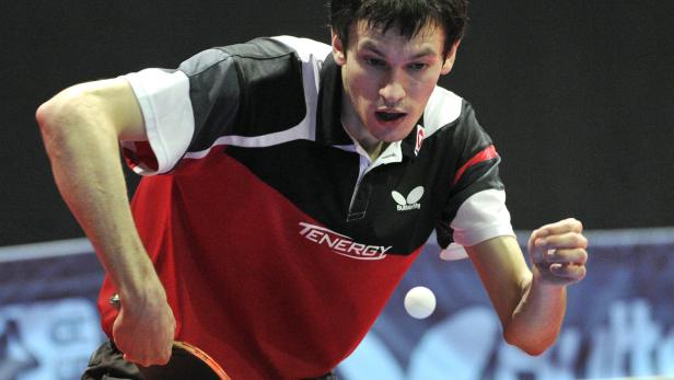 MEDIENTAG TISCHTENNIS EM 2013: FEGERL Ein Tischtennisspieler schlägt den Ball mit seinem Schläger.