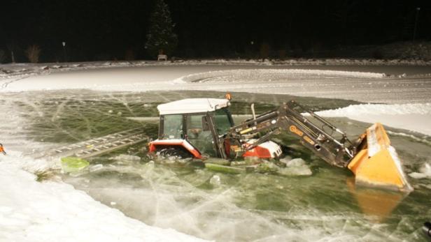 Ein Traktor ist in einen zugefrorenen See eingebrochen.