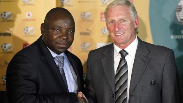 SAFA (South African football association) president Kirsten Nematandani (L) congratulates Gordon Igesund, the new head coach of the South African national soccer team after the announcement in Johannesburg, June 30, 2012. REUTERS/Siphiwe Sibeko (SOUTH AFRICA - Tags: SPORT SOCCER)