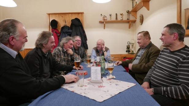 Wenig zu lachen: Sie treffen sich im Gasthaus „Zum Lustigen Radfahrer“ in Wien-Margareten