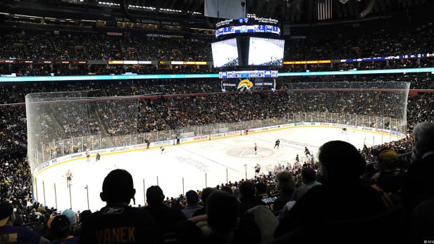 Ein Hockeyspiel in einer Arena mit vielen Zuschauern.
