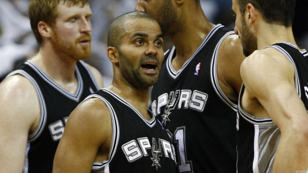 Tony Parker und andere Spieler der San Antonio Spurs während eines Spiels.