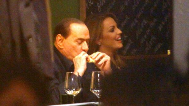 epa03503308 Italian former Prime Minister Silvio Berlusconi (L) dines at a pizza restaurant with Francesca Pascale (R), signaled in certain circles as his girlfriend, after a Pdl (People of Freedom) party meeting in Milan, Italy, 09 December 2012. Berlusconi has ended weeks of speculation by announcing he will run again for prime minister, the position to which he was forced to resign in 2011. EPA/STEFANO PORTA BEST AVAILABLE QUALITY
