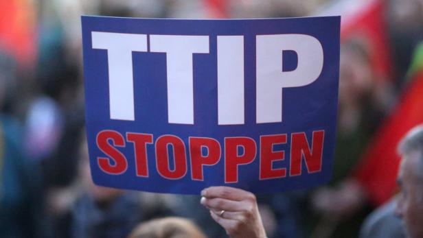 Sowohl in den USA als auch Europa gegen Menschen gegen TTIP auf die Straße.