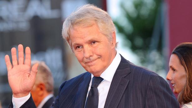 Terence Hill winkt auf einer Veranstaltung in die Kamera.