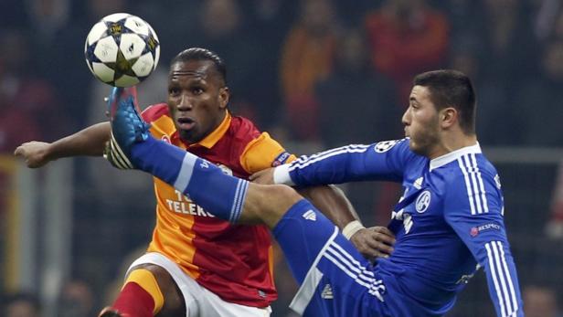 Galatasaray&#039;s Didier Drogba (L) is challenged by and Schalke 04&#039;s Sead Kolasinac (R) during their Champions League soccer match at Turk Telekom Arena in Istanbul February 20, 2013. REUTERS/Murad Sezer (TURKEY - Tags: SPORT SOCCER TPX IMAGES OF THE DAY)