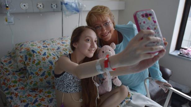 Ein Selfie mit der Präsidentin im Krankenzimmer. Valentina sprach eine Stunde mit Michelle Bachelet.