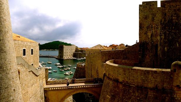 Dubrovnik besitzt die schönsten und stabilsten Festungsbauten des Mittelmeerraumes – und doch haben die Menschen dieser Stadt auch ihre Verwundbarkeit kennen gelernt.