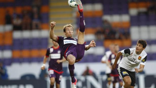 Austria Wien&#039;s Manuel Ortlechner (L) shoots the ball next to Admira&#039;s Philipp Hosiner during their Austrian league soccer match in Vienna August 12, 2012. REUTERS/Lisi Niesner (AUSTRIA - Tags: SPORT SOCCER)