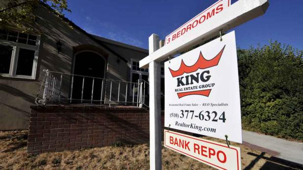 Ein „King Real Estate Group“-Schild wirbt für ein Haus mit drei Schlafzimmern, das zwangsversteigert wird.