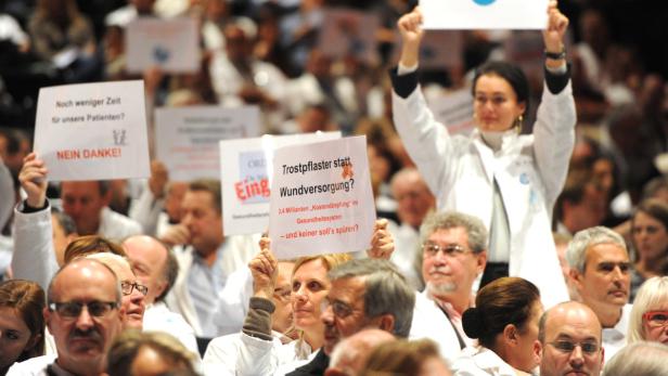 APA10327724-2 - 21112012 - WIEN - ÖSTERREICH: Eine Übersicht der von der Österreichischer Ärztekammer (ÖÄK) organisierter &quot;Protestkonvent&quot; und ao. Ärzte-Kammervollversammlung am Mittwoch, 21. November 2012, im Wiener Museumsquartier. Die Mediziner bekunden ihren Widerstand gegen die von Bund, Ländern und Sozialversicherung geplante Gesundheitsreform. APA-FOTO: HERBERT PFARRHOFER