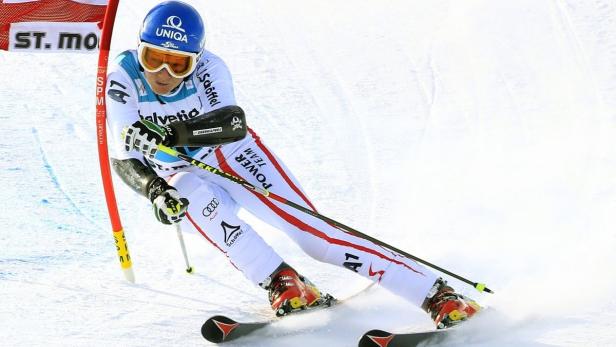 Marlies Schild of Austria clears a gate during the second run of the Giant slalom race at the women&#039;s Alpine skiing World Cup at the Corviglia in the Swiss mountain resort of St. Moritz December 9, 2012. REUTERS/Arnd Wiegmann (SWITZERLAND - Tags: SPORT SKIING)