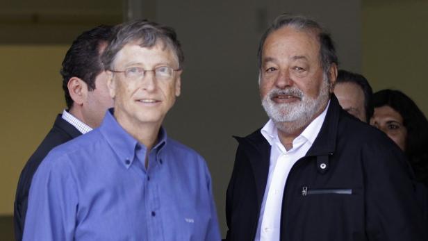 Bill Gates und Carlos Slim posieren für ein Foto.