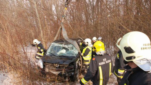 Ein beschädigtes Auto wird von Feuerwehrleuten geborgen.