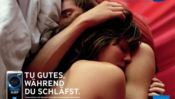 Ein Paar schläft eng umschlungen in einem Bett.