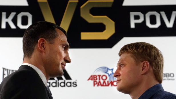 Die Boxer Wladimir Klitschko und Alexander Powetkin stehen sich gegenüber.