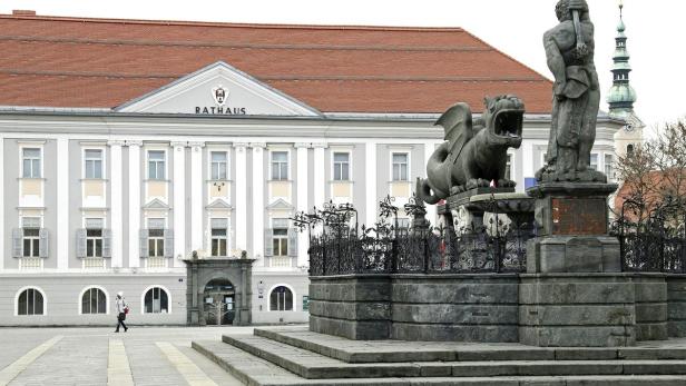 Hart umkämpft ist das Rathaus am Neuen Platz in Klagenfurt mit Blick auf den Lindwurm.