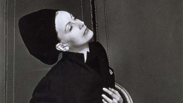 Greta Garbo in einem Porträt, den Kopf leicht nach oben geneigt.