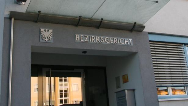 Das Schild „Bezirksgericht“ über dem Eingang eines Gerichtsgebäudes.