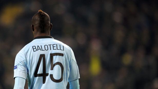 Ein Fußballspieler mit der Nummer 45 und dem Namen Balotelli auf dem Rücken.