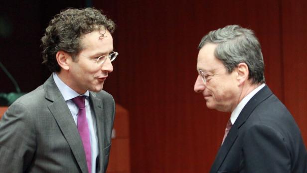 epa03468499 New Dutch Finance Minister Jeroen Dijsselbloem (L) talks with European Central Bank (ECB) President Mario Draghi (R) at the start of a Eurogroup finance ministers meeting in Brussels, Belgium, 12 November 2012. International lenders have issued a &#039;positive&#039; report about Greece&#039;s reform efforts, Eurogroup chief Jean-Claude Juncker said 12 November ahead of a meeting of eurozone finance ministers due to discuss Athens&#039; next bailout tranche. EPA/OLIVIER HOSLET