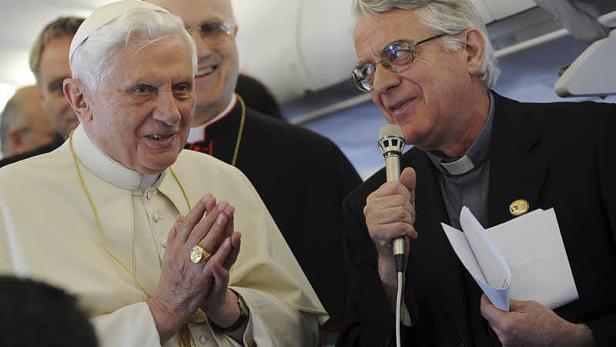 Papst Benedikt XVI. hört einer Rede auf einem Flug zu.