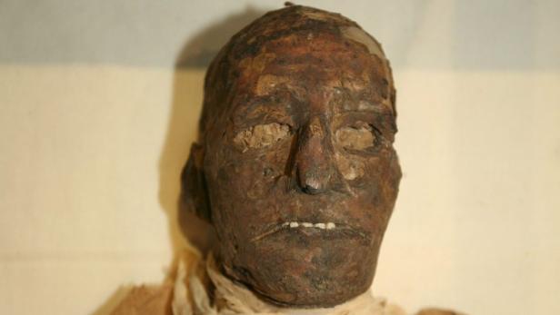 SPERRFRIST 18. Dezember 00.30 Uhr.ARCHIV - Die Mumie von Pharao Ramses III., aufgenommen am 06.08.2006 in Kairo. Foto: EPA/MIKE NELSON dpa (zu dpa: «Mordkomplott: Pharao Ramses III. wurde Kehle durchgeschnitten» vom 17.12.2012) +++(c) dpa - Bildfunk+++