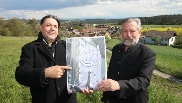 Alois Huber (l.) mit Kollegen Hans Böhm und einem Kreisgraben-Foto vor Schiltern