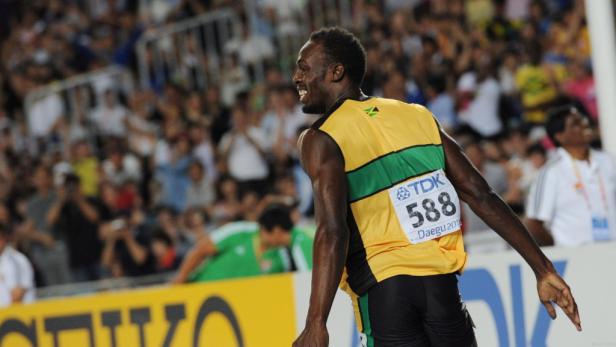 Usain Bolt jubelt bei einem Leichtathletik-Wettkampf in seinem gelb-grünen Trikot.