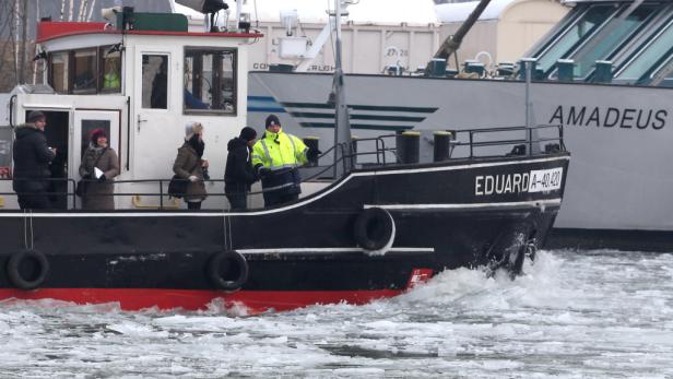 Das Schiff „Eduarda A-40.420“ fährt durch eisiges Wasser.