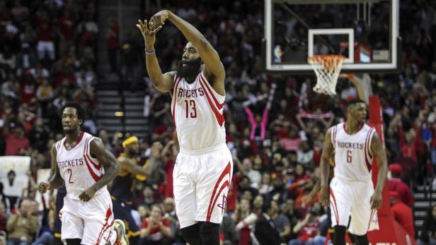 James Harden von den Houston Rockets wirft einen Ball.