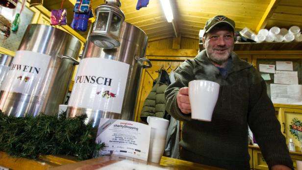 Einer geht noch: Die karitativen Punschstände sind bei den Österreichern sehr beliebt. Auf der Mariahilfer Straße sind schon am späten Nachmittag vielen beim „Spenden“.