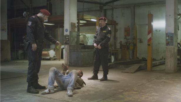 Der zeigt die Folter eines Afrikaners in einer Lagerhalle in Wien 2006. In diesem Fall gab es Schuldsprüche gegen die Beamten