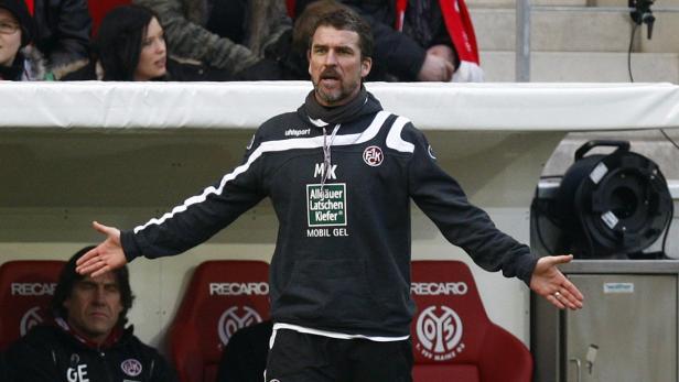 Ein Trainer des 1. FSV Mainz 05 gestikuliert an der Seitenlinie.