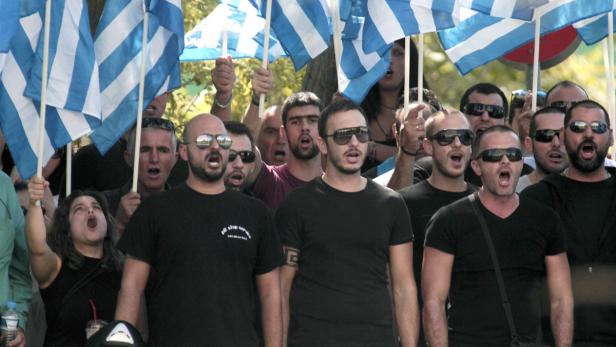Athen: Anhänger der rechtsextremen Partei Mörgenröte demonstrieren für ihren verhafteten Parteichef Michaloliakos.