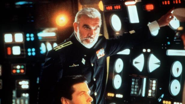 Sean Connery als Kapitän Ramius in „Jagd auf Roter Oktober“ vor einer Konsole.