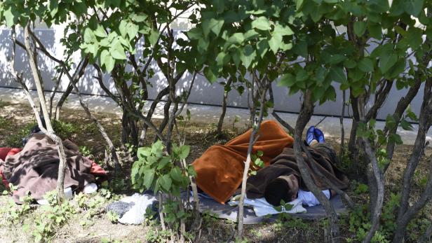 Traiskirchen: Da das Erstaufnahmezentrum überfüllt ist, müssen über 400 Menschen in Zelten, bis zu 1000 unter freiem Himmel schlafen.