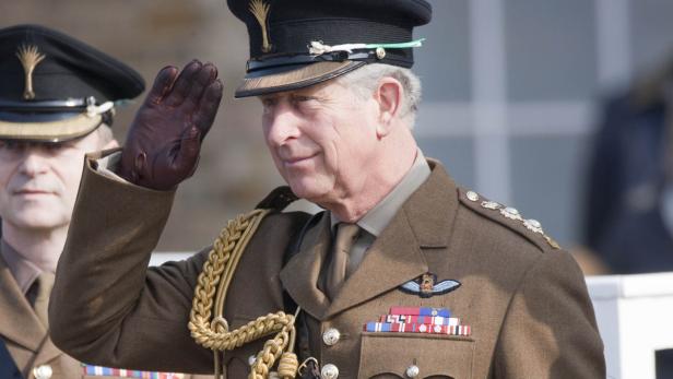 König Charles III. in Militäruniform salutiert.
