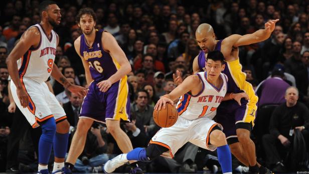 Jeremy Lin von den New York Knicks dribbelt den Ball während eines Basketballspiels.