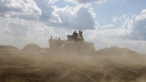 In der Ostukraine gehen die Kämpfe mit unverminderter Härte fort – immer vehementer mischt offenbar das Nachbarland Russland mit.