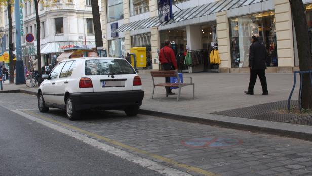 Trotz gelber Verbotslinie und Piktogramm parken viele Autos widerrechtlich in der Mariahilfer Straße.