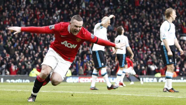 Wayne Rooney jubelt auf dem Spielfeld vor einer Zuschauermenge.