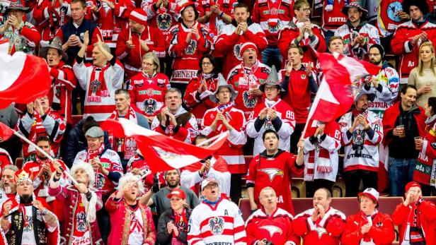 Hunderte Eishockey-Fans untertützen Österreich in Polen