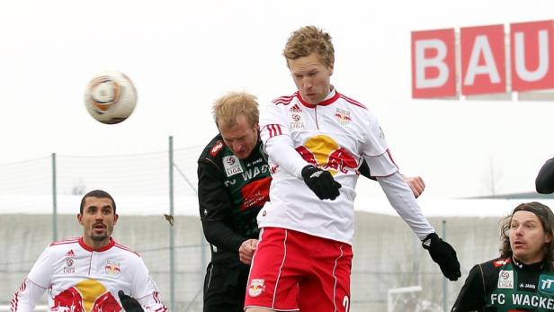 Fußballspieler während eines Spiels in der Luft.