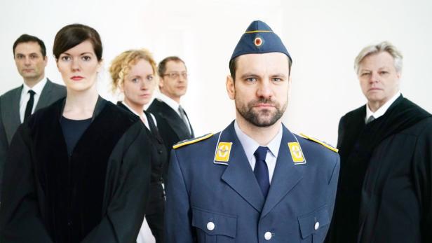 Das Ensemble rund um den Kampfpiloten Lars Koch (Simon Jaritz) macht den Schwurgerichtssaal im Linzer Landesgericht zur Bühne