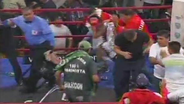 Ein Boxer wird nach dem Kampf von seinem Team betreut.