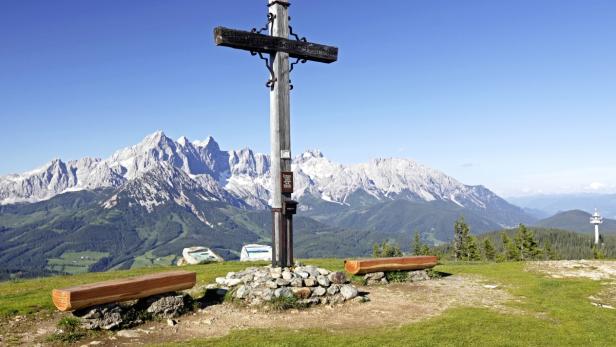 Von Hütte zu Hütte um den Wilden Kaiser (3 Tage) oder der anspruchsvolle Alpe-Adria-Trail (43 Etappen), der vom Großglockner bis ins italienische Muggia führt, werden angeboten. Dazu gibt es ein neues Portal – . Übersicht verschafft der Katalog